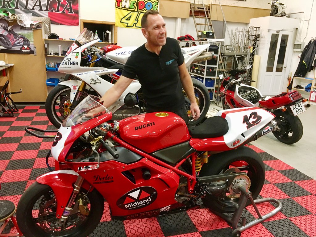 René Prang på værkstedet med sin nyronoverede Ducati 916 SP
(Foto: Erling Prang)